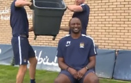Video: Patrick Vieira hứng xô nước đá và thách kình địch Roy Keane