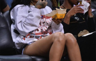 Rihanna mặc ngắn cũn cỡn đi xem bóng rổ