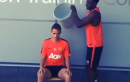Video: Adnan Januzaj bị Welbeck dội xô nước đá