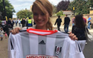 Chùm ảnh: Mỹ nhân 'Wolf of Wall Street' tươi rói đi cổ vũ Fulham