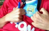 CĐV Man Utd chuyển làm người 'thành phố' sau thảm bại trước MK Dons