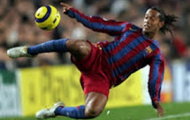 Video: Khi Cristiano Ronaldo đọ kĩ thuật với Ronaldinho