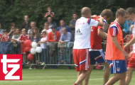 Thomas Muller bị Pep túm vai, bóp cổ ngay trên sân