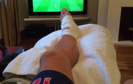 Giroud nằm giường bệnh cổ vũ Arsenal