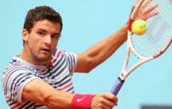 Video: Dimitrov trổ tài tweener giống hệt Federer