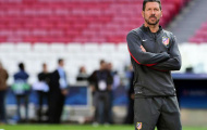 HLV Simeone được vinh danh với bạn gái của Puyol