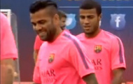 Video: Daniel Alves vào bóng thô bạo với đồng đội
