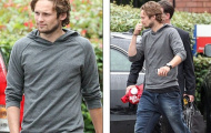 Daley Blind hớn hở đến Manchester