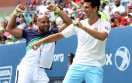 Video: Bị nữ phóng viên xinh đẹp thuyết phục, Djokovic lại nhảy