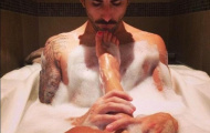 Chico Flores khoe ảnh tắm tiên cùng cô nàng bí ẩn