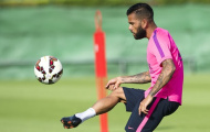 Messi, Alves và Mascherano bất lực với… thùng rác