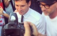 Messi 'trốn tuyển' đưa bồ đi kiếm tiền?