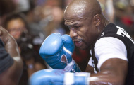 'Độc cô cầu bại' Mayweather bị tố gí súng vào đầu bạn gái