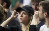 Cặp đôi Pique-Shakira lãng mạn khoá môi trên sân bóng rổ