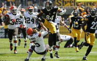 Cú kung-fu ghê rợn tại giải bóng bầu dục Mỹ