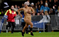Fan nữ cởi đồ gây náo loạn trận rugby