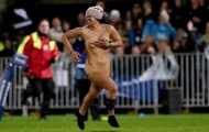 Fan nữ trần truồng phá bĩnh sân rugby