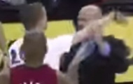 Video: Fan quá khích lao xuống sân làm náo loạn giải NBA