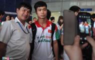 Cầu thủ U19 Việt Nam buồn bã trong vòng vây người hâm mộ