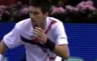 Video: Djokovic cho 'sexy girl' lĩnh đòn