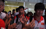 Cầu thủ U19 Việt Nam buồn bã trong vòng vây người hâm mộ