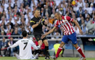 Thúc cùi chỏ vào mặt Miranda, Ronaldo thêm một lần thoát án phạt