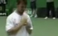 Video: Hy hữu sao tennis đánh chết chim đang bay