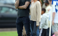 Vợ chồng Becks giản dị đi xem con đá bóng