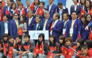 Quý Phước cầm cờ của đoàn TTVN tại lễ khai mạc ASIAD 2014