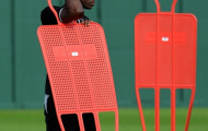 Balotelli diễn trò hài hước trong buổi tập của Liverpool