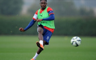 Welbeck vô tư bế đồng đội trong giờ tập của Arsenal