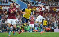Mesut Oezil rũ bùn đứng dậy sáng lòa