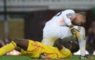 Video: Balotelli suýt bị thủ thành Adrian 'tẩn' cho một trận