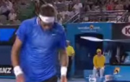 Video: Giao bóng quá sung, Del Potro ném bay cả vợt