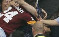 Xúc động sao trẻ AS Roma chấp nhận “lĩnh” thẻ để lên khán đài…ôm hôn bà nội