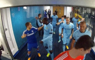 Bị Yaya Toure tát đầu, Eden Hazard yếu ớt chống trả