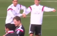 Video: C.Ronaldo bá vai bá cổ James Rodriguez trên sân tập