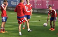 Video: Pep Guardiola xỏ giày vào sân rồi...bỏ chạy