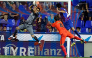 Mới đến Barca, thủ môn Bravo đã làm nên lịch sử
