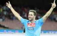 Higuain vẫn hạnh phúc trong tâm bão