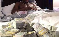 Mayweather “dị hợm” khoe 1 triệu USD...trên giường