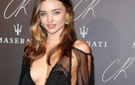 Miranda Kerr trễ nải khoe ngực đầy tại Paris