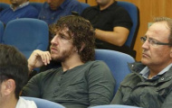 Carles Puyol cắp sách đến trường để thành Giám đốc thể thao