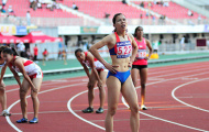 Vũ Thị Hương cán đích cuối cùng ở chung kết 200m