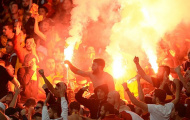 CĐV Galatasaray 'phóng hỏa' Emirates bằng pháo sáng