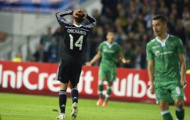 Chicharito đệm bóng ra ngoài từ cự ly... 3 mét