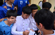 Fan chen lấn xin chữ ký Công Phượng trong ngày nhập học