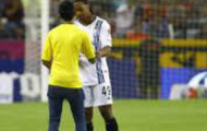 Video: Fan xông vào sân xin chữ ký của Ronaldinho