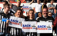 Fan Newcastle căng biểu ngữ hài hước đòi sa thải Pardew
