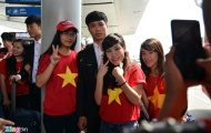 Cầu thủ U19 Việt Nam ký tặng fan nữ mỏi tay ở sân bay